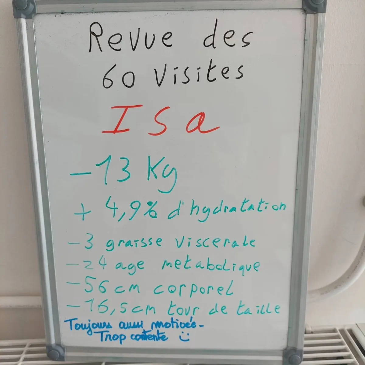 Le bilan d’un membre du club Le Sunrise nutrition, noté sur l’ardoise qu’il tient
