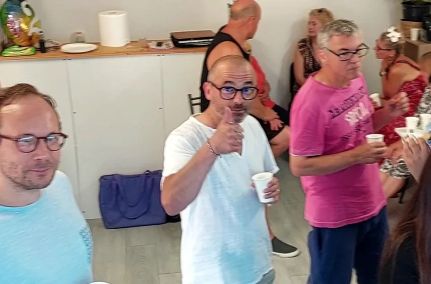 Un petit matin au club Le Sunrise nutrition, les membres installés autour des tables