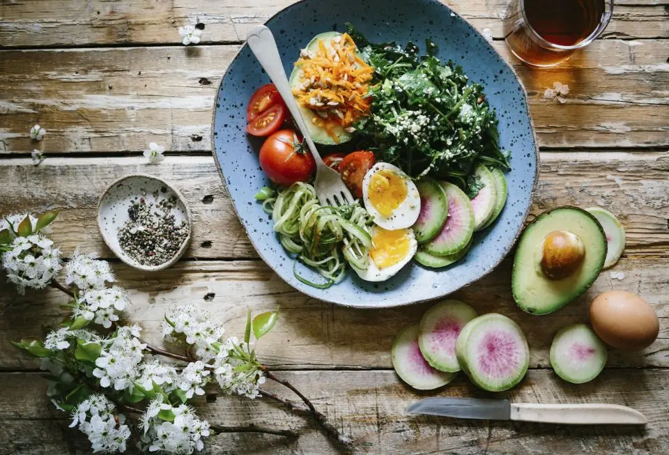 Combien de calories par jour pour maigrir, et comment remplir l’assiette sans compter