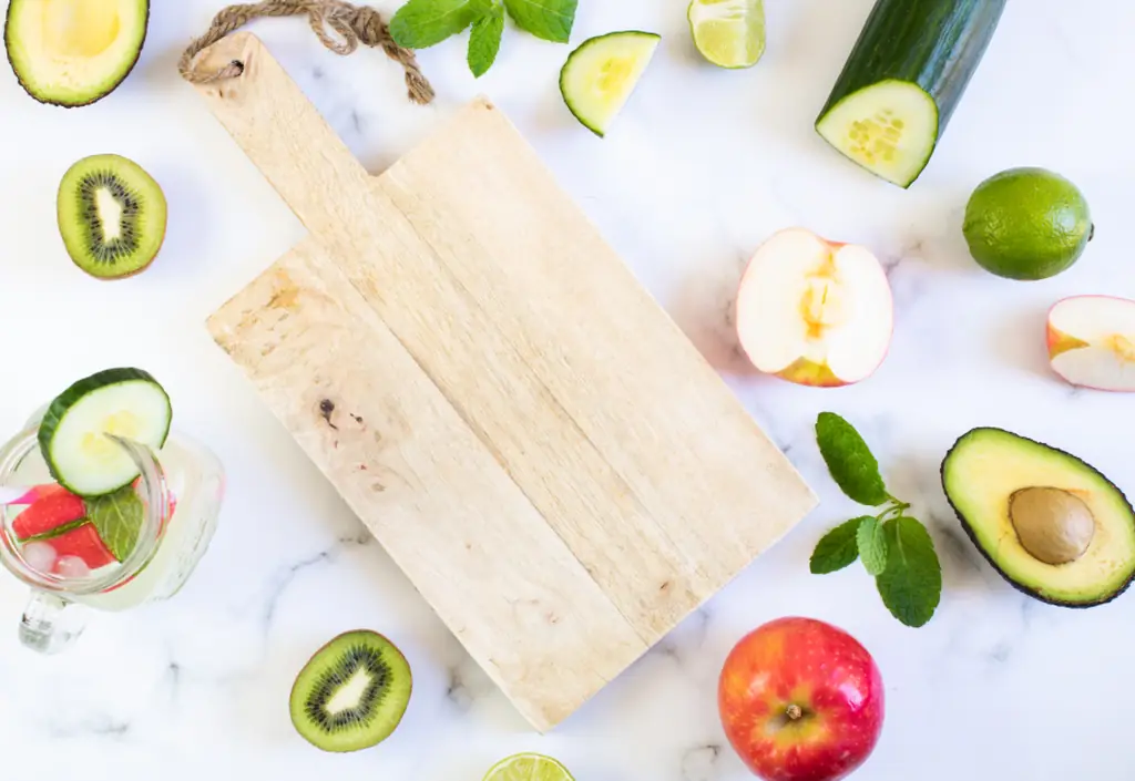 Fruits frais et légumes, rangés autour d’une planche en bois