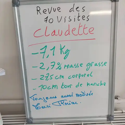 À Cormontreuil, une membre du club montre l’ardoise sur laquelle son bilan est noté