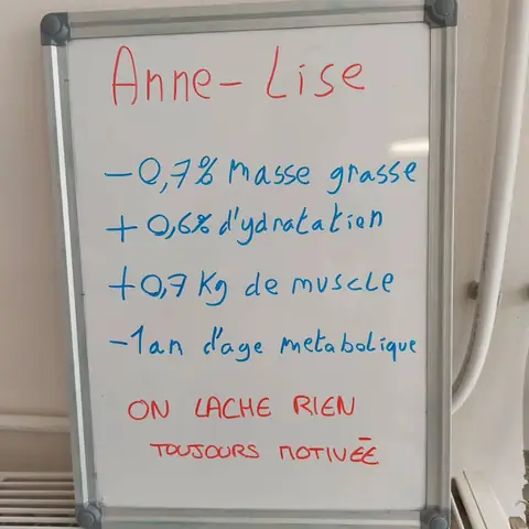 À Cormontreuil, une membre du club montre l’ardoise sur laquelle son bilan est noté
