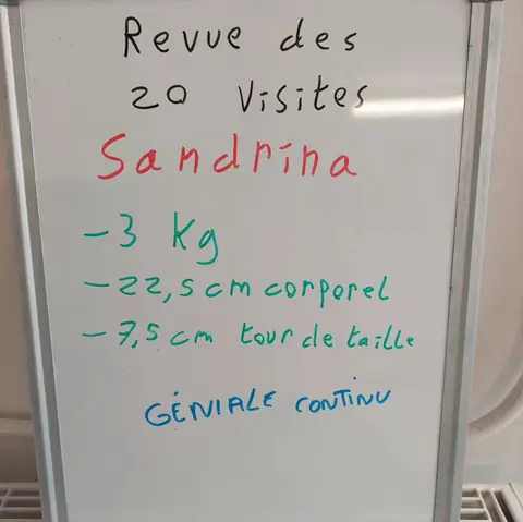 Souriante, une membre brandit l’ardoise où son bilan est écrit