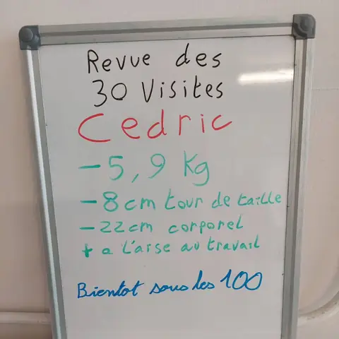 À Cormontreuil, un membre du club présente son bilan, écrit sur l’ardoise