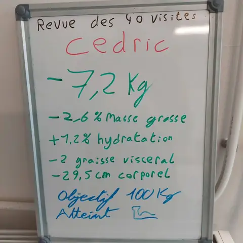 Souriant, un membre brandit l’ardoise où son bilan est écrit