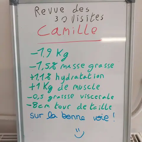 À Cormontreuil, une membre du club montre l’ardoise sur laquelle son bilan est noté