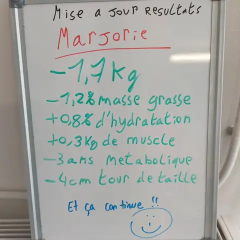 À Cormontreuil, une membre du club montre l’ardoise sur laquelle son bilan est noté
