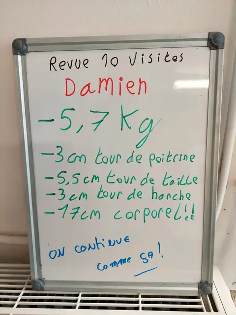 Souriant, un membre brandit l’ardoise où son bilan est écrit