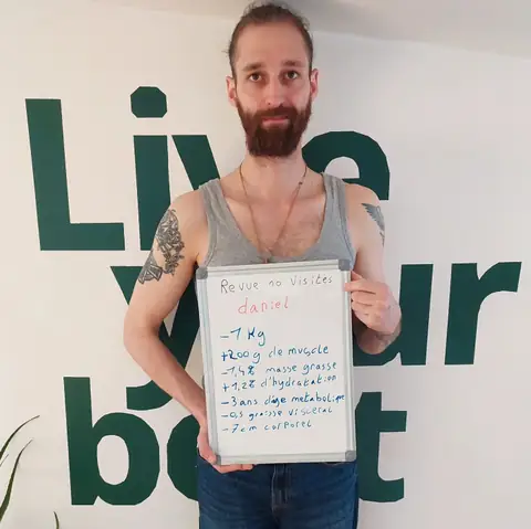 Souriant, un membre brandit l’ardoise où son bilan est écrit
