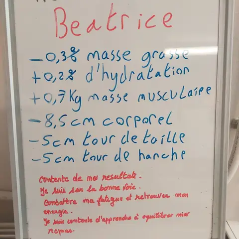 À Cormontreuil, une membre du club montre l’ardoise sur laquelle son bilan est noté