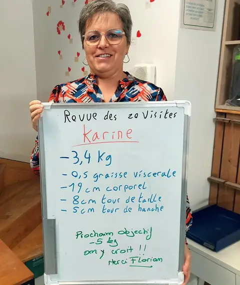 Souriante, une membre brandit l’ardoise où son bilan est écrit