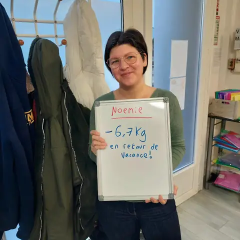 À Cormontreuil, une membre du club montre l’ardoise sur laquelle son bilan est noté